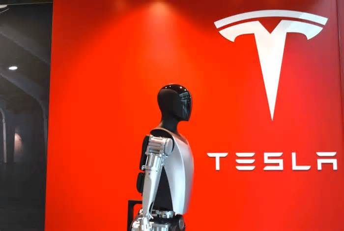 Why Tesla (TSLA) is an undervalued AI stock, according to analyst