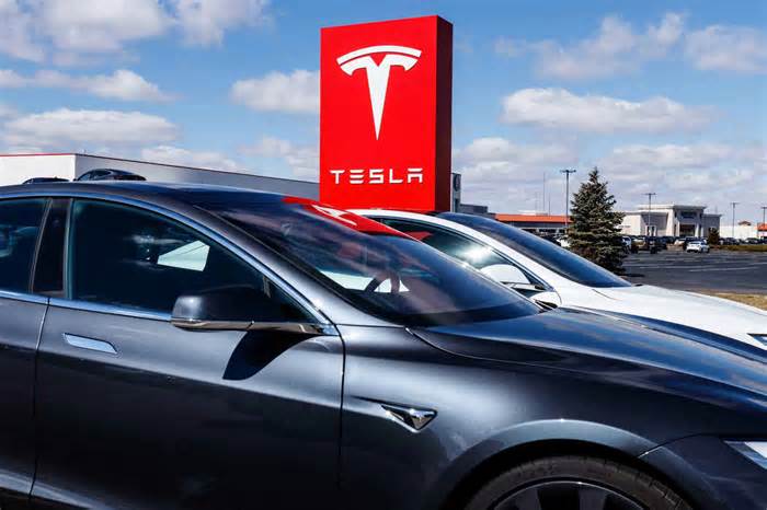 Tesla tracks higher as more analysts return to the bull camp