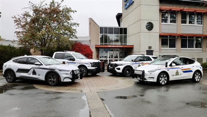 West Shore RCMP adds 2 more electric vehicles to its fleet, tests new light bar