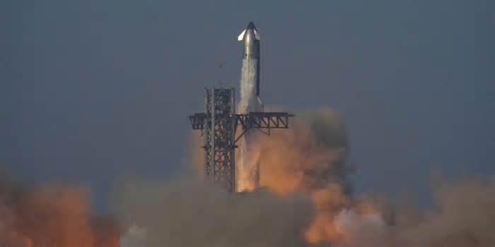 SpaceX’s Spacecraft Makes It to Space, but Then Tumbles