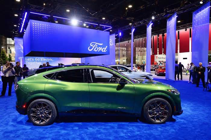 Ford Mustang Mach-E Vs. Tesla Model Y: Two Hot Leases On Two Hot Electric SUVs