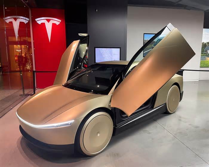 Tesla’s First Robotaxi Rollout Faces Scrutiny After On-Road Mishaps in Austin