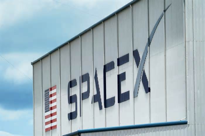 SpaceX launches and lands Falcon 9 rocket deploying 24 Starlink satellites