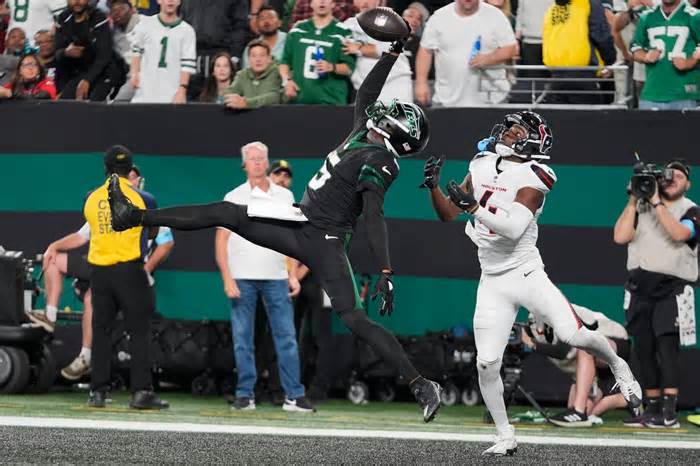 Watch Jets wide receiver Garrett Wilson make a jaw-dropping, one-handed touchdown catch against the Texans