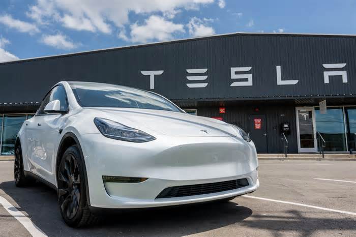 Tesla slams on brakes, veers around June 12 launch of Texas robotaxis