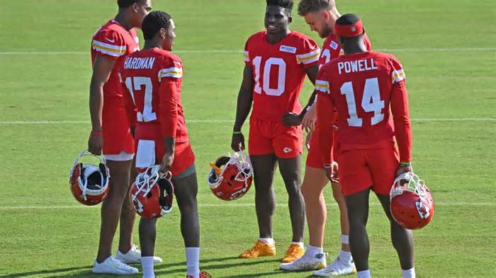 Ex-Chiefs teammates Tyreek Hill, Gehrig Dieter spar on Twitter