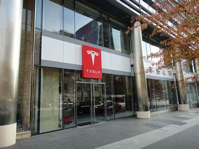 Mizuho Cuts Tesla Price Target on Weak Q1 Earnings, Sees Hope in Model Y and Cybercab