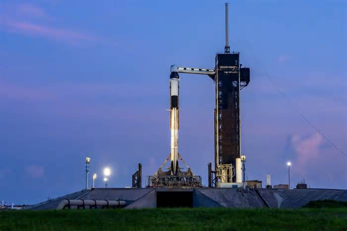 Oxygen leak on SpaceX booster forces delay to Axiom Space mission to space station