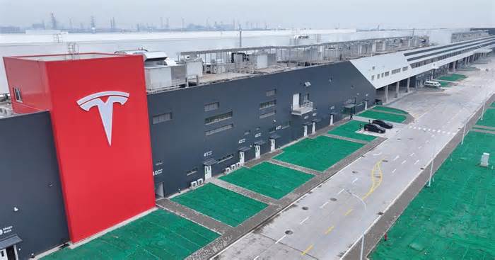 Tesla agrees to first deal to build China's largest grid-scale battery power plant