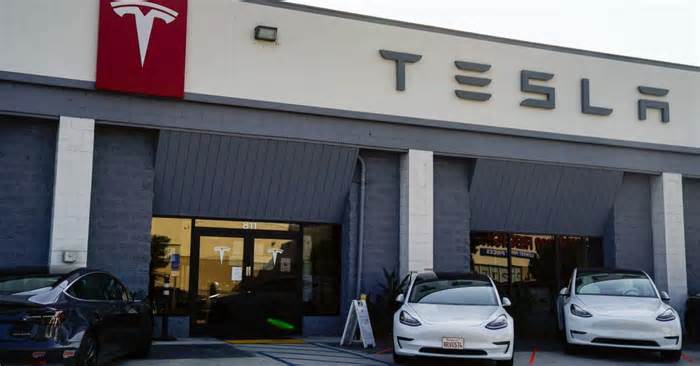 Tesla facing new NHTSA probe over summons feature