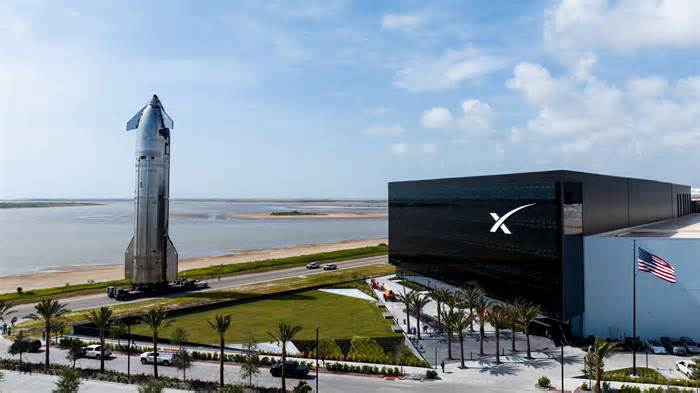 SpaceX moves Starship to launch pad for testing ahead of Flight 10 (photos)