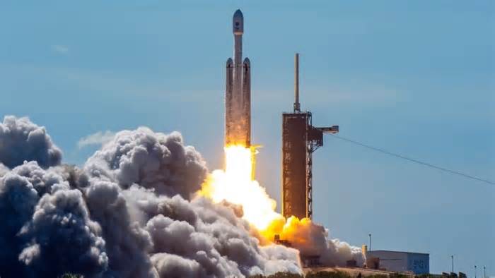 SpaceX sacrificed all Falcon Heavy boosters in a bid to find life outside the Earth