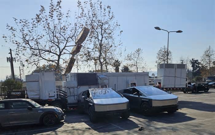 Elon Musk deploys Tesla Cybertrucks with Starlink: free Wi-Fi for California wildfire victims