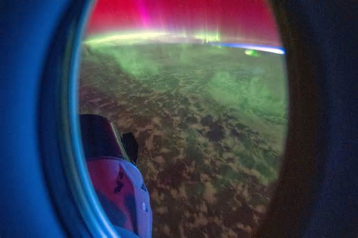 Astronaut shares spectacular aurora view from SpaceX capsule 250 miles above Earth