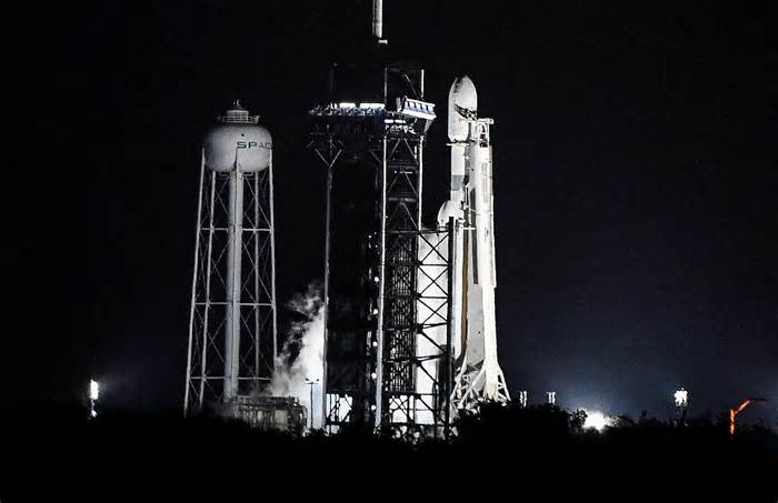 SpaceX scrubs first Falcon Heavy launch attempt; now targeting Friday night