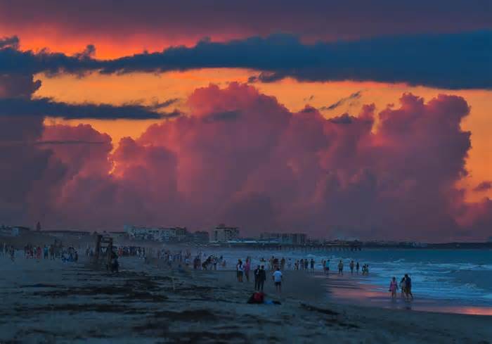 Stunning sunset illuminates Cape Canaveral -- but SpaceX scrubs Falcon 9 launch Thursday