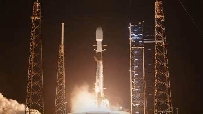 SpaceX launches 1st Falcon 9 rocket of 2025, sends Thuraya 4 communications satellite to orbit (video)