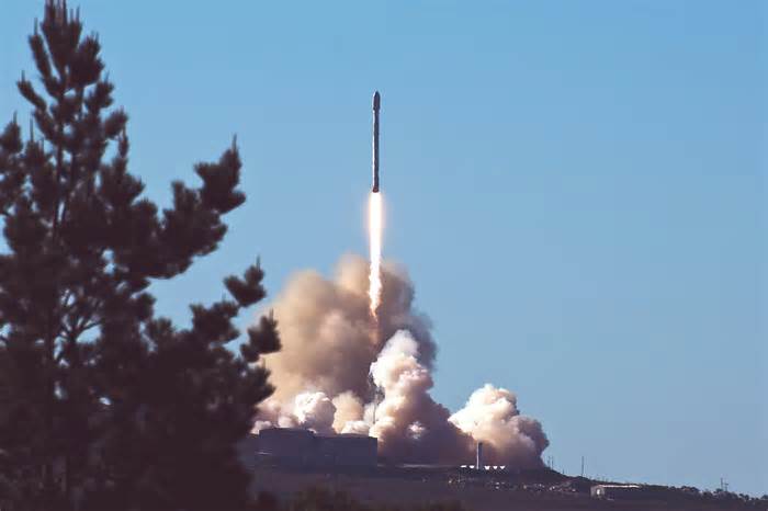 SpaceX sends up satellites on 2nd launch attempt from Cape Canaveral
