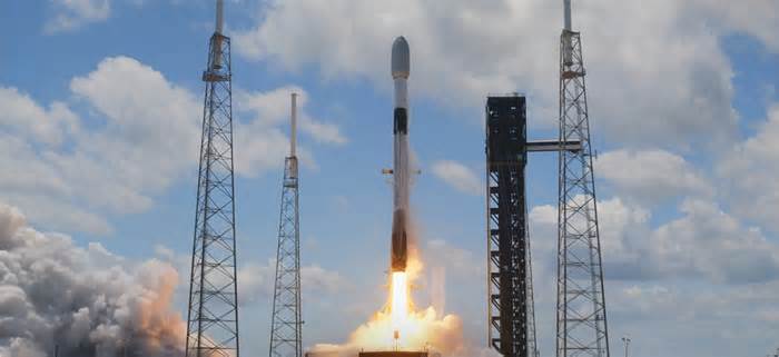 SpaceX launches latest Starlink mission from Cape Canaveral