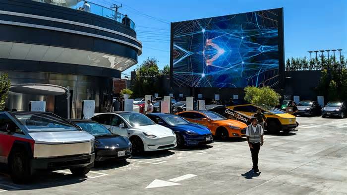 Elon Musk’s Tesla Diner Is the Cybertruck of Restaurants