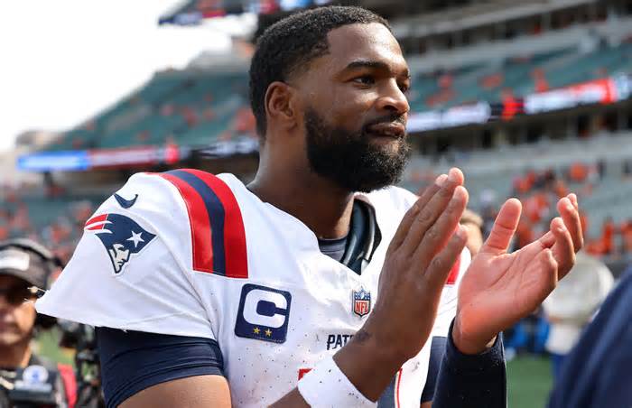 Twitter savagely roasts Patriots QB Jacoby Brissett's pre-game outfit