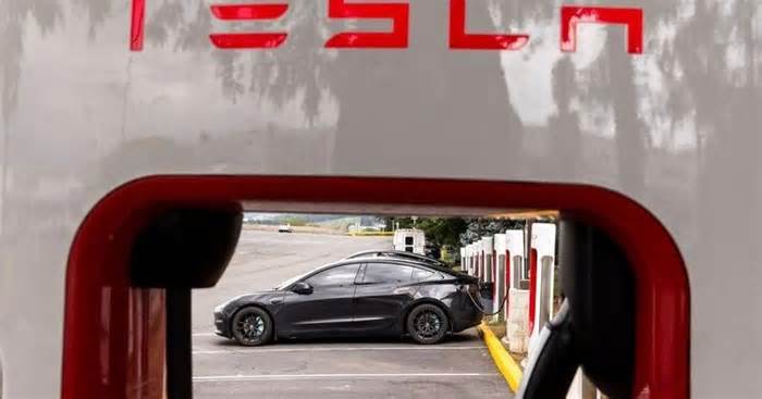 Tesla surprises with sales forecast and cost efficiency, shares jump