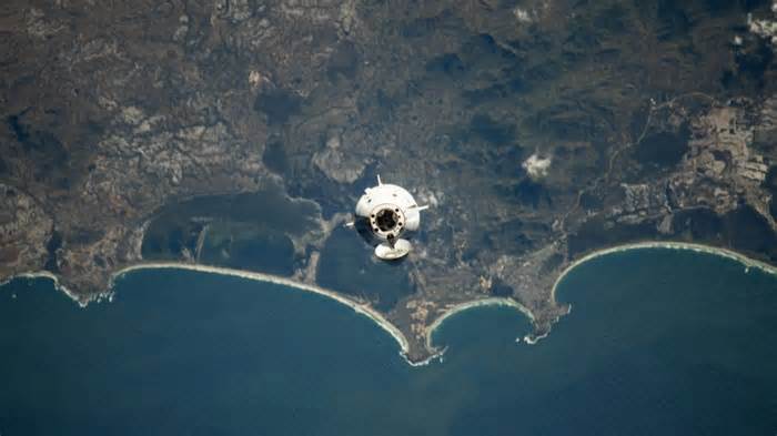 SpaceX spacecraft with 4 astronauts to splash down off California coast