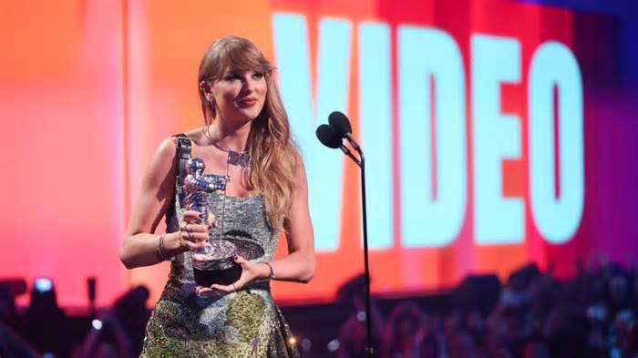 Here's Twitter Absolutely Losing It Over Taylor Swift's Shoutout to Travis Kelce at the VMAs