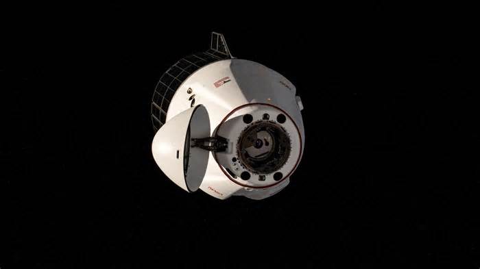 SpaceX Dragon splashes down on Earth carrying 6,700 lbs of next-gen robotic gear