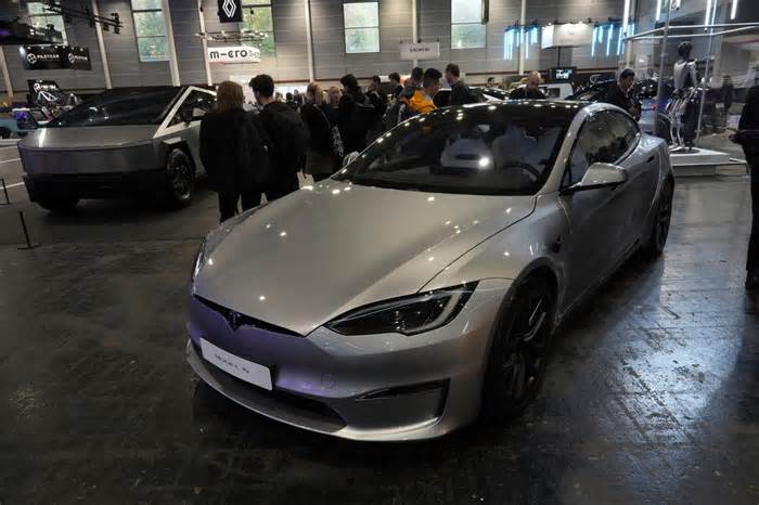 Investigation launched after Tesla crash in France kills four