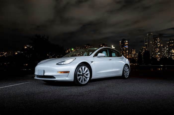 Tesla: 4 Reasons I'm Selling In 2025 After Years Of Buying And Holding (Downgrade)