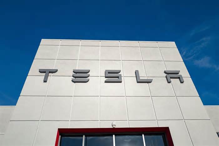Is Tesla Falling Behind On Its Robots?