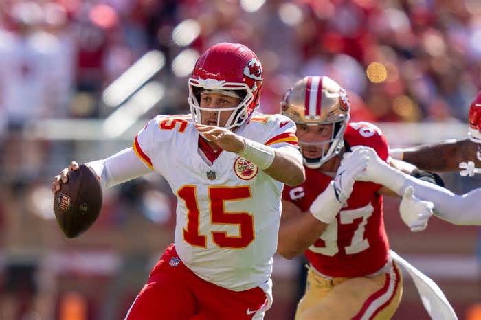 Twitter reacts: Patrick Mahomes punched by 49ers DL Maliek Collins after INT