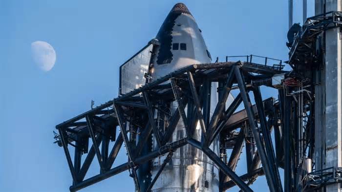 SpaceX will try to 'catch' giant Starship rocket shortly before landing