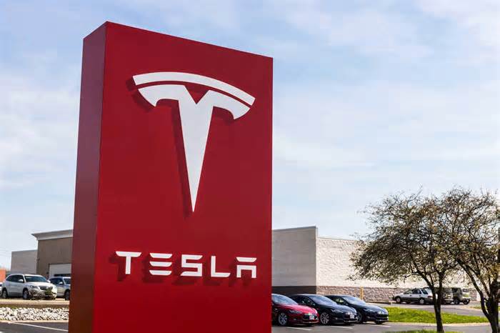 Tesla to face U.S. probe over crash incidents in Actually Smart Summon sessions