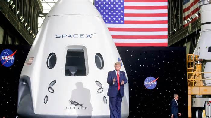 SpaceX CEO Elon Musk eases tensions, no longer threatens Dragon spacecraft withdrawal from ISS