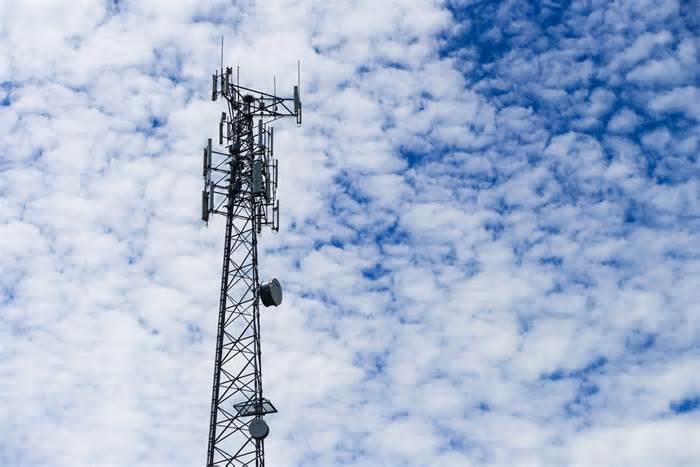 Cellphone plan prices, satellite connectivity highlight opening day of telecom summit