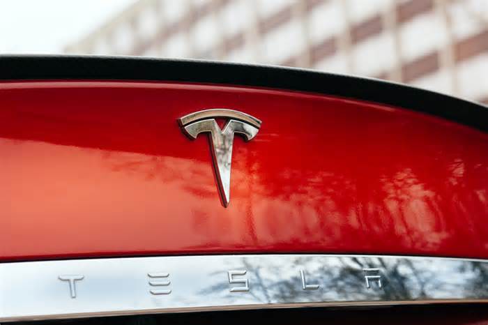 Tesla (TSLA) Powers Cleaner Future Despite Delivery Decline and Analyst Uncertainty