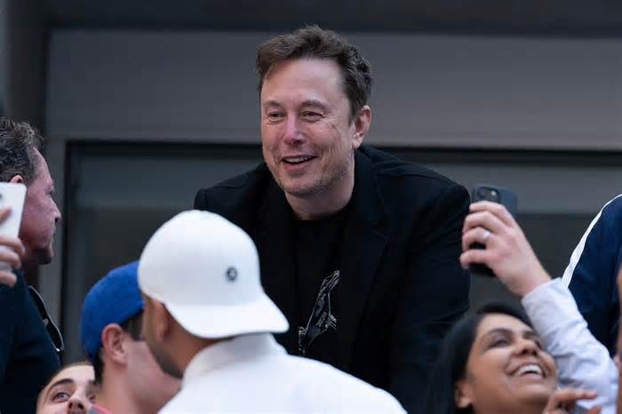 Elon Musk Is Feuding With a Billionaire Over a California Beach