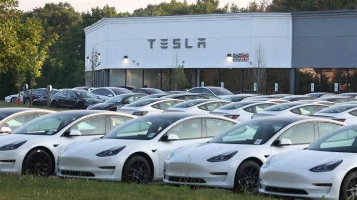 Tesla Reportedly Shuts Down AI Project Weeks After Musk Called It “Spectacular”