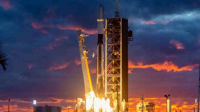 SpaceX launches telecom satellite from Florida in gorgeous sunset liftoff (photos)