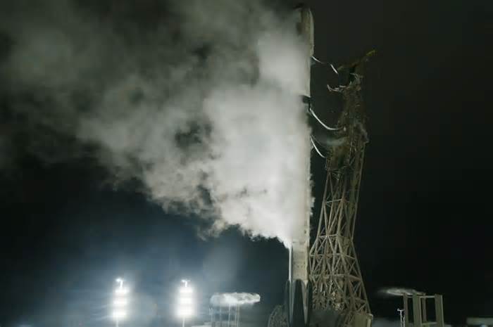 SpaceX sends Starlink satellites to polar orbit in late night launch