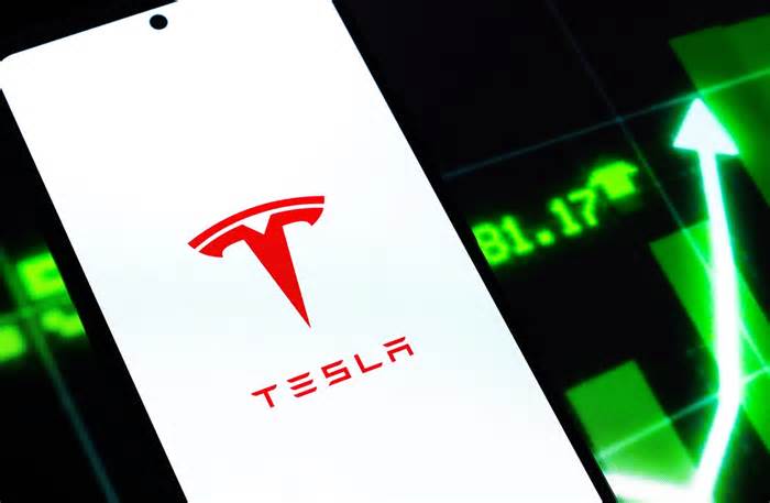 Tesla Inc. (TSLA) Stock: Robotaxi Launch Sparks Optimism Amid Competition and Risks