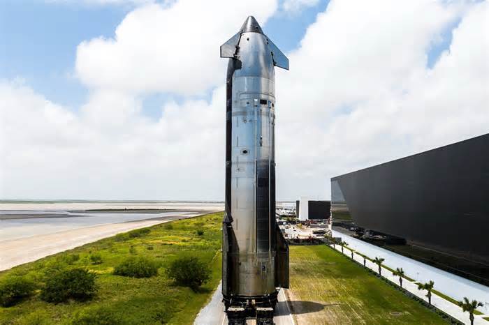 SpaceX’s Starship Spins Out of Control and Burns Up After Reaching Space