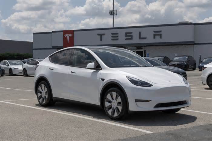 Maryland woman says driverless-Tesla crashed into her parked vehicle, and then drove away