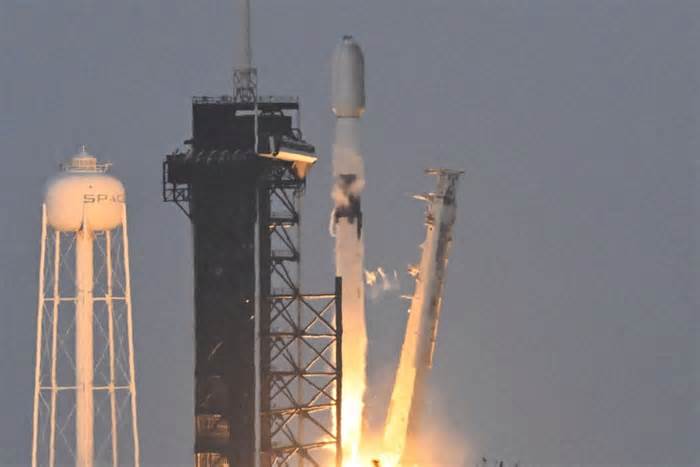 SpaceX winds down 2024 with a pair of Falcon 9 launches