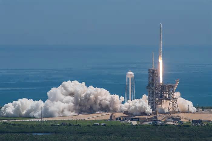 SpaceX aims for 3 rocket launches, 1 Dragon landing in 20 hours