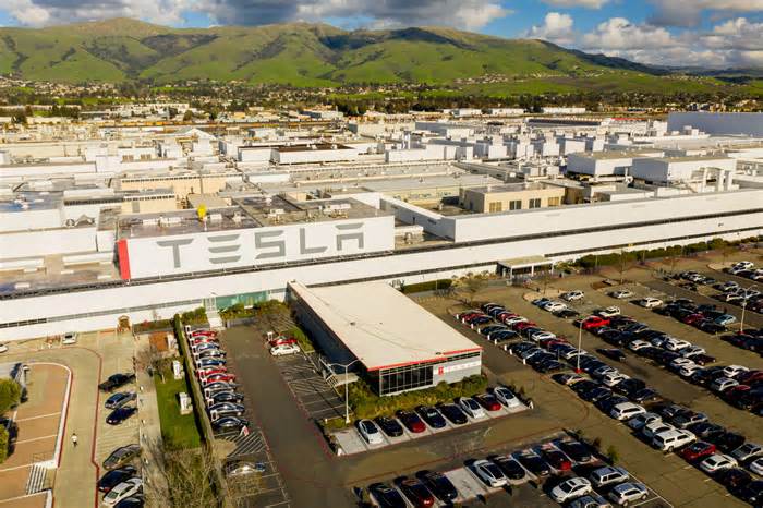 Hell’s car industry: Tesla plant suffered «toxin leakage» due to faulty furnace door, staff worked in fog and +38°C, — media