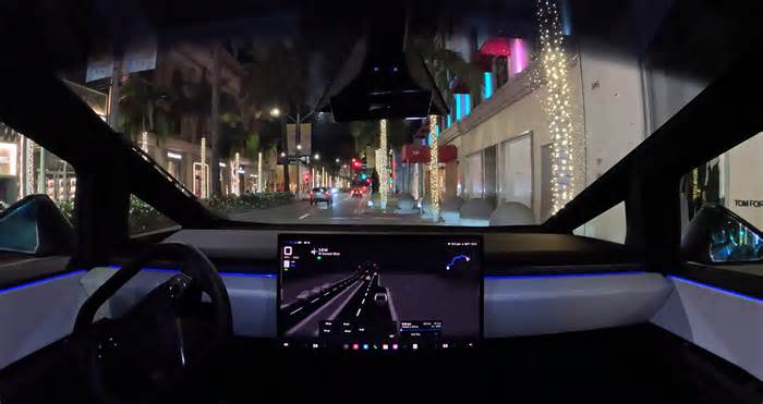 Tesla Cybertruck gets Full Self-Driving and immediately veers into the wrong lane of Sunset Boulevard in Los Angeles