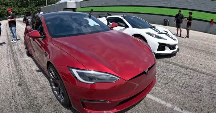 Chevy Corvette ZR1 vs Tesla Model S Plaid: Who’s Faster?